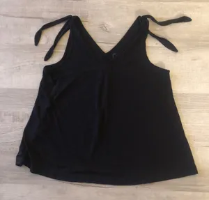 Sonoma black V-neck top. Large thumbnail 1