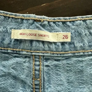 Levis Premium Womens High Loose Shorts Sz 26 Lets Stay in Short thumbnail 3