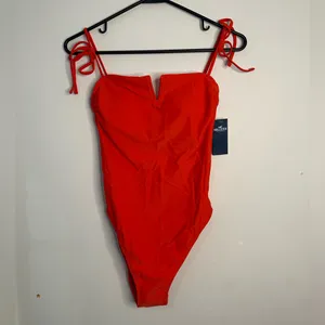 Hollister Red Notch Front One Piece Swimsuit Size Small NWT Strappy Tie Straps thumbnail 2