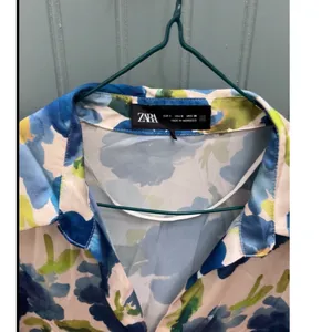 Zara Blue Green Watercolor Floral Satin Button Down Blouse Womens Small‎ S thumbnail 2