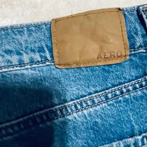 Aeropostale Womens High‎ Rise Distressed Mom Jeans Medium Wash Size 10 NWT thumbnail 5