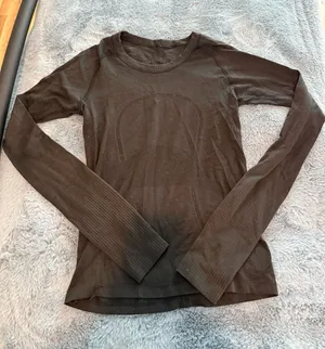 Lululemon Long Sleeve thumbnail 1