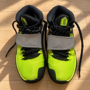 Nike Kyrie 6 Cross GS Volt Black Basketball Shoes 5.5Y Women's 7 thumbnail 1