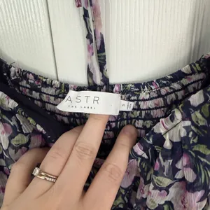 ASTR The Label V-Wire Sweetheart Floral Midi Dress Puff Sleeve Purple Navy thumbnail 5