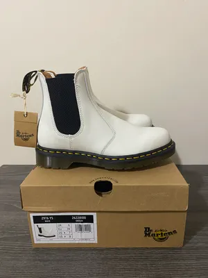 Dr. Martens Chelsea Boots thumbnail 6