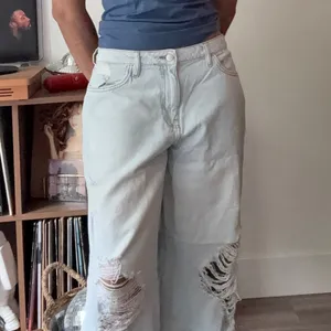 Forever 21 90s Fit Light Wash Distressed Wide Leg Jeans Size 30 Blue‎ Baggy thumbnail 2