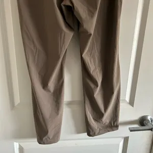 NWOT Vuori Cropped High-Rise Straight Pants in Taupe thumbnail 10