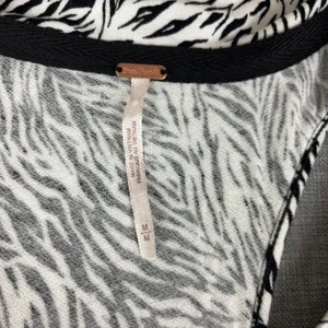 Free People Tank Top Womens M Black White V-Neck Sleeveless Zebra Print thumbnail 4