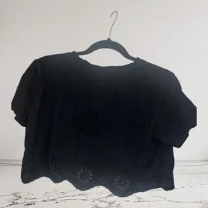 ✨Storia Crochet Floral Cropped Black Sz Large Top✨ thumbnail 4