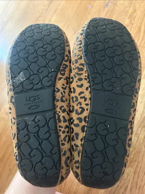 Women’s UGG Dakota Leopard Bow slippers size 6 thumbnail 4