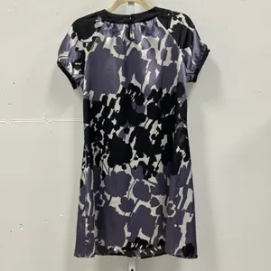 BCBGMAXAZRIA Floral Satin Shift Dress Large Short Sleeve Scoop Neck Purple Black thumbnail 2