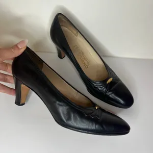 Salvatore Ferragamo VTG Vintage black leather pumps 6.5 B Narrow Florence Italy thumbnail 3