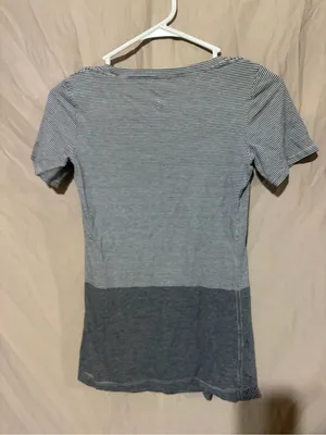 Lululemon T-shirt thumbnail 3