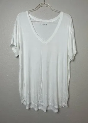 Abercrombie & Fitch White V-Neck Short Sleeve Longer Length Tee Size XL thumbnail 1