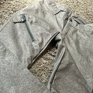 B‎ By Burton Green Animal Print Light Weight Snow Pant Size Small thumbnail 4