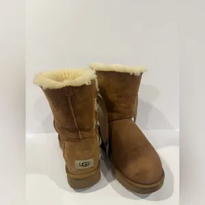 UGG Bailey Bow Boots Women’s 9 Chestnut Suede Shearling Lined Winter Boots thumbnail 7