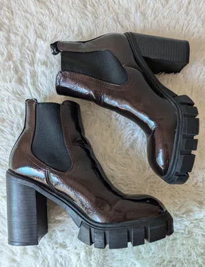 GBG by Guess Women's 6 Burgundy Glossy Platform Chunky Heel Combat Boot EUC thumbnail 1