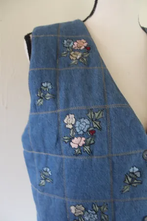 Vintage 90s Agapo Petite Denim Quilted Embroidered Floral Vest thumbnail 4