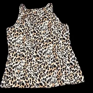 Milano size large leopard print sleeveless blouse with ruffles EUC Tan thumbnail 3