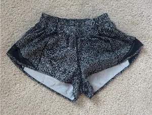Lululemon Hotty Hot 2.5" Shorts thumbnail 1
