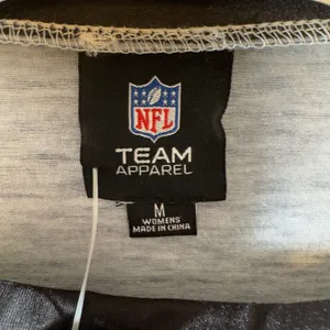 1685 | NWT NFL Team Apparel Saints Graphic Crop Top Black Womens M thumbnail 6