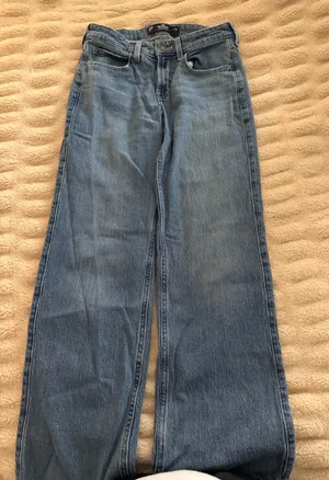 Hollister Low-Rise Baggy Jeans thumbnail 1