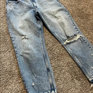 Abercrombie & Fitch Light‎ Wash Distressed Mom High Rise Jeans Size 31/12 thumbnail 4