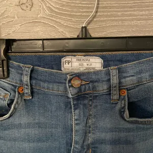 Free People Distressed Skinny Jeans Blue Frayed Fringe Hem Size 27‎ High Rise thumbnail 2