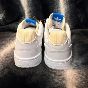 Adidas NY 90 J Women’s 6.5 Youth 5 White Blue Trefoil Sneakers New in Box thumbnail 6