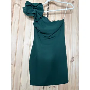 NWT Lulus Unstoppable Stunner Hunter Green Ruffled One-Shoulder Mini Dress Sz S thumbnail 2