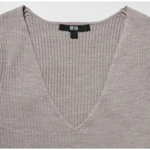 Uniqlo Merino Wool Blend Fitted V-Neck Long-Sleeve Dress in Gray thumbnail 3