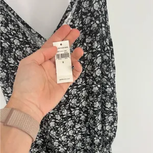NWT Gap Wide Leg Belted Floral Jumpsuit thumbnail 4