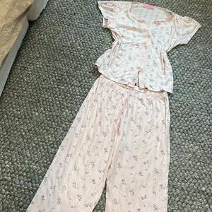 Whispers Vintage Pointelle Pink Floral Two Piece Pajama Set Size Small thumbnail 2