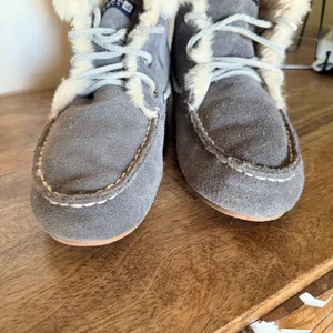 Sperry MacKenzie Size 9 Grey Suede Moccasin Booties Faux Fur Cabin Preppy Winter thumbnail 5