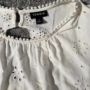 Torrid Eyelet Blouse Womens 1 White Smocked Puff‎ Sleeve Boho Pom Pom Trim Top thumbnail 3
