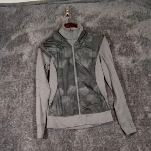 Lululemon snug printer Heather gray jacket Packable Hood  size 6 thumbnail 3