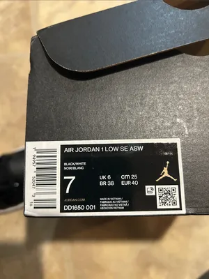 Nike Black and White Low-Top Athletic Sneakers thumbnail 5