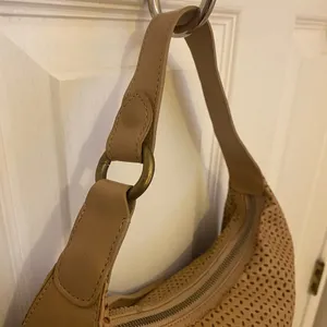 Like New!! Naturalizer Perforated Hand Bag in Camel thumbnail 4