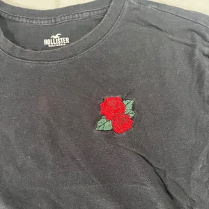Hollister Baby Tee Cropped Shirt Women's Black Medium Rose thumbnail 2