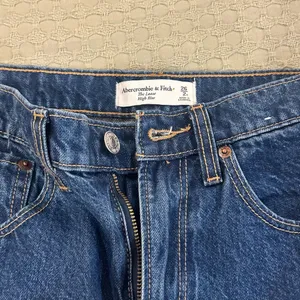 NEW Abercrombie & Fitch The Loose Cuff High Rise Jeans Size 26 – Medium Wash thumbnail 4