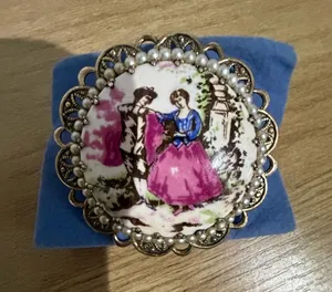 VTG‎ Victorian Oval White Porcelain Brooch Pin Courting Couple Gold tone Pearl thumbnail 1