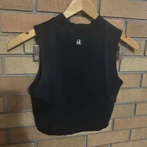 STRUT-THIS The Frankie Crop Top in Black Built In Unpadded Bra Size Medium thumbnail 4