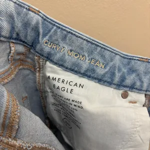American Eagle Outfitters Light Wash Distressed Women's Curvy Mom Jeans Size 6 thumbnail 4