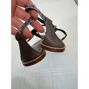 UGG Brown Grey Leather Thong Sandals Womens 8 Casual Summer Flat Beachy Shoes thumbnail 4
