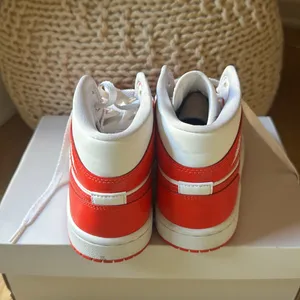 Women’s air Jordan’s mid 1 thumbnail 4