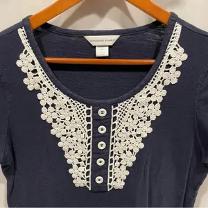 Cute vintage 80’s-90’s cottagecore white lace buttons appliqué navy top thumbnail 7