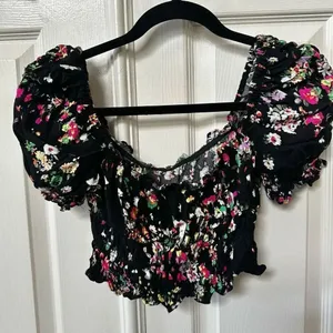 H & M black floral puff sleeve short sleeved top thumbnail 4