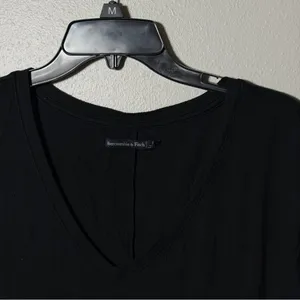 Abercrombie & Fitch Women Black Short Sleeve V-Neck Tee Basic size‎ Small thumbnail 3