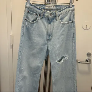 Abercrombie & Fitch Petite High Rise Loose Jean in Light Wash with Distressing thumbnail 2