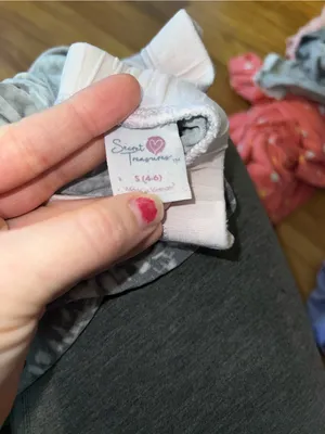 Secret Treasures White Short Sleeve Top with Gray Patterned Capris and Pink Trim thumbnail 4